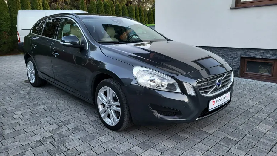 VOLVO V60 -