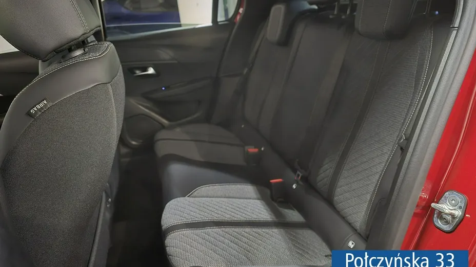 PEUGEOT 208 -