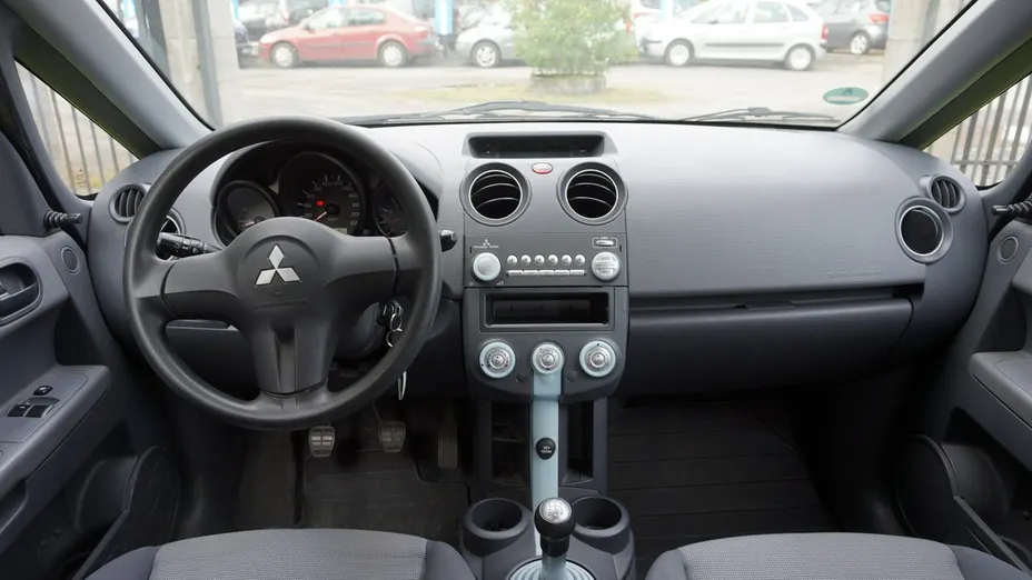 MITSUBISHI Colt -
