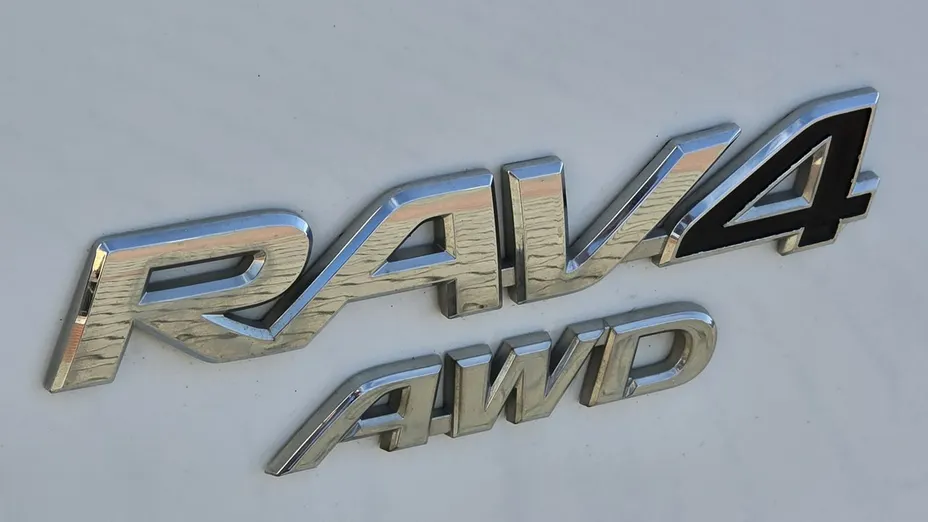 TOYOTA RAV4 -