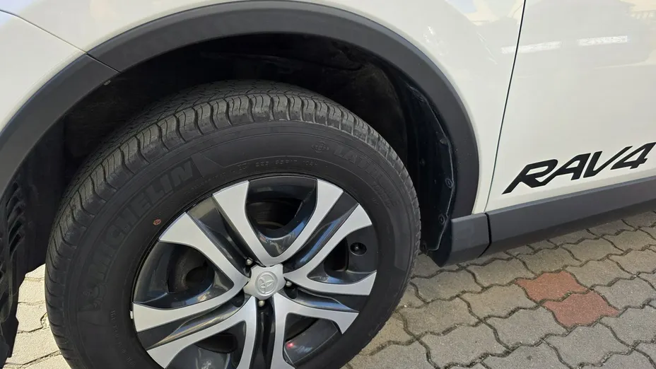 TOYOTA RAV4 -
