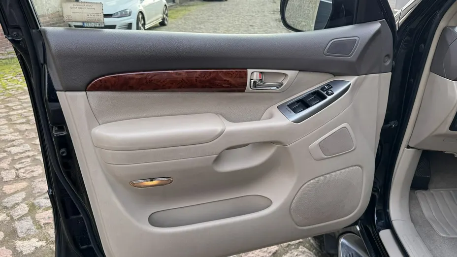 TOYOTA Land Cruiser -