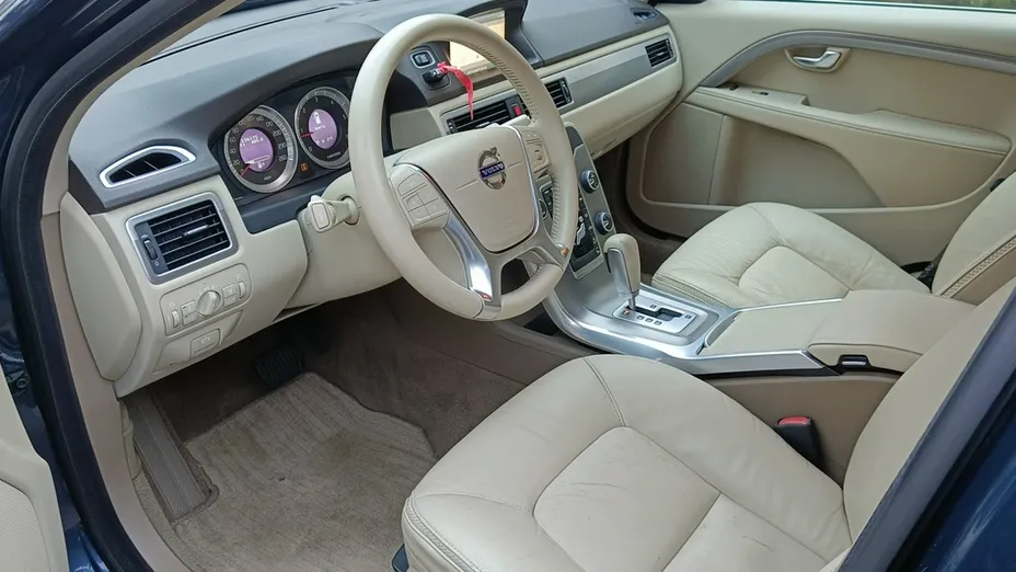 VOLVO XC70 -