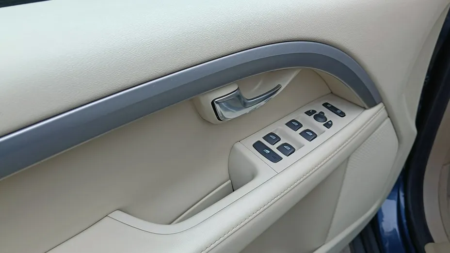 VOLVO XC70 -