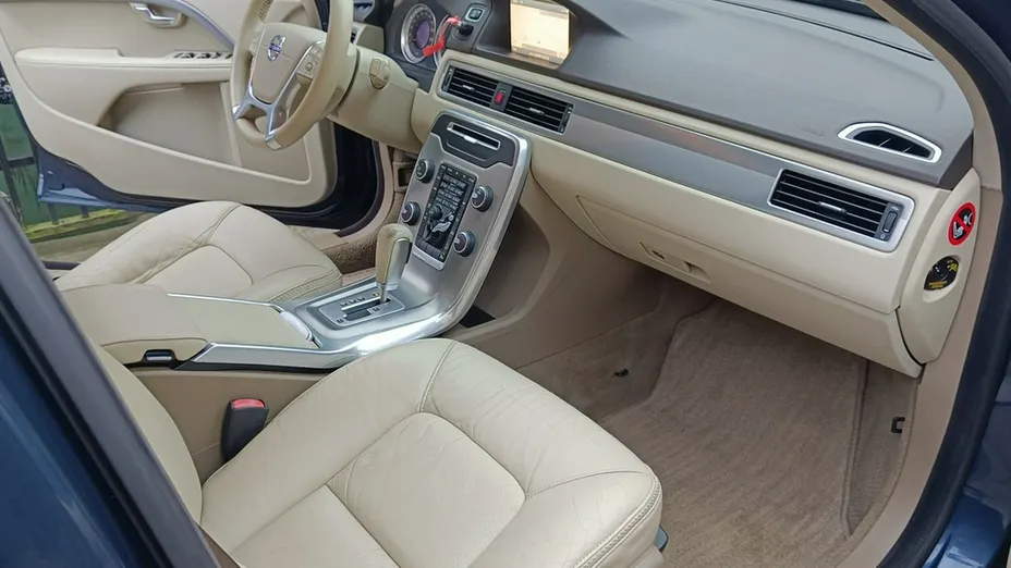 VOLVO XC70 -