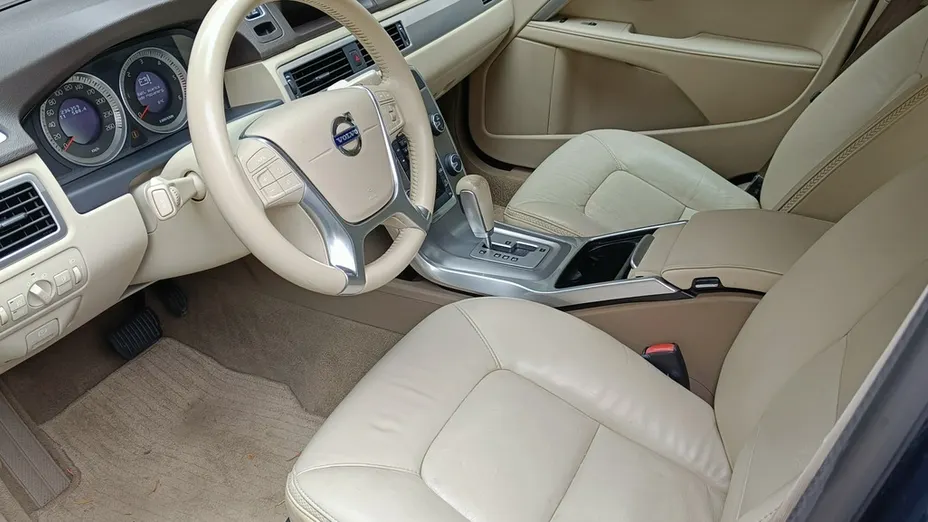 VOLVO XC70 -