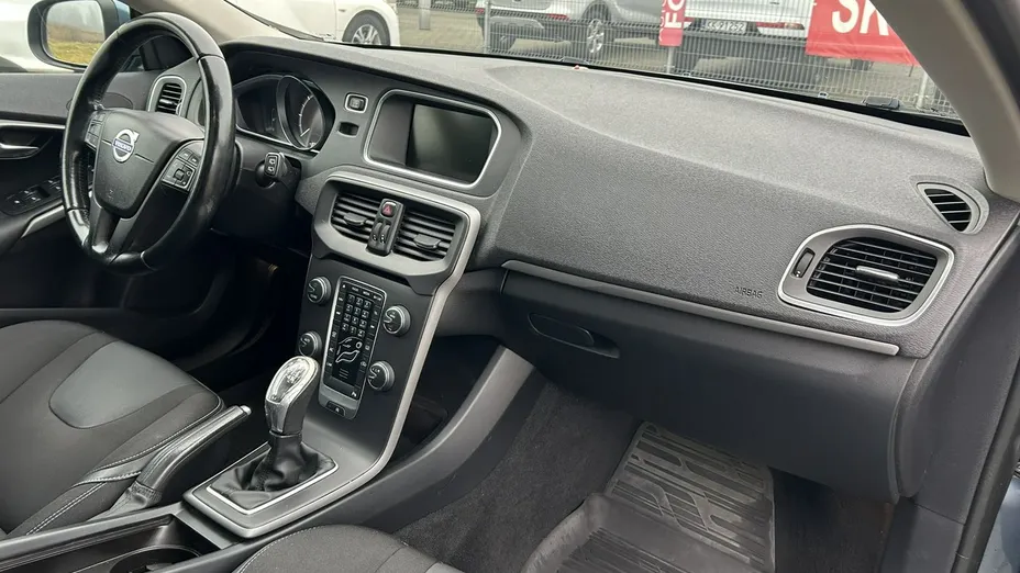 VOLVO V40 -