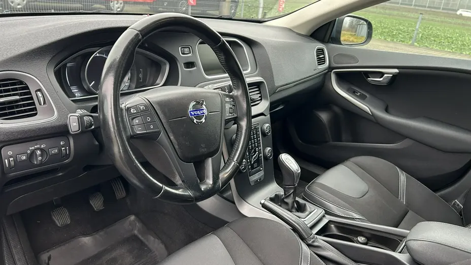 VOLVO V40 -
