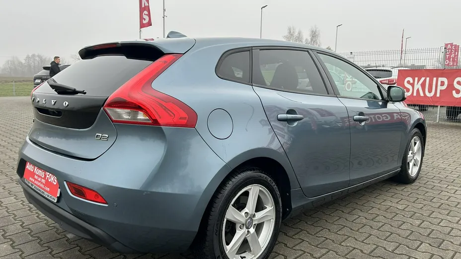 VOLVO V40 -