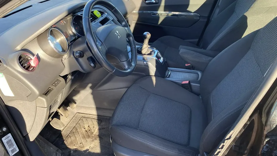 PEUGEOT 5008 -
