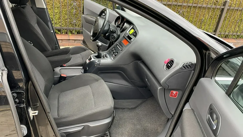 PEUGEOT 5008 -