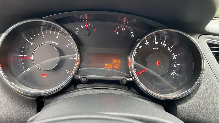 PEUGEOT 5008 -