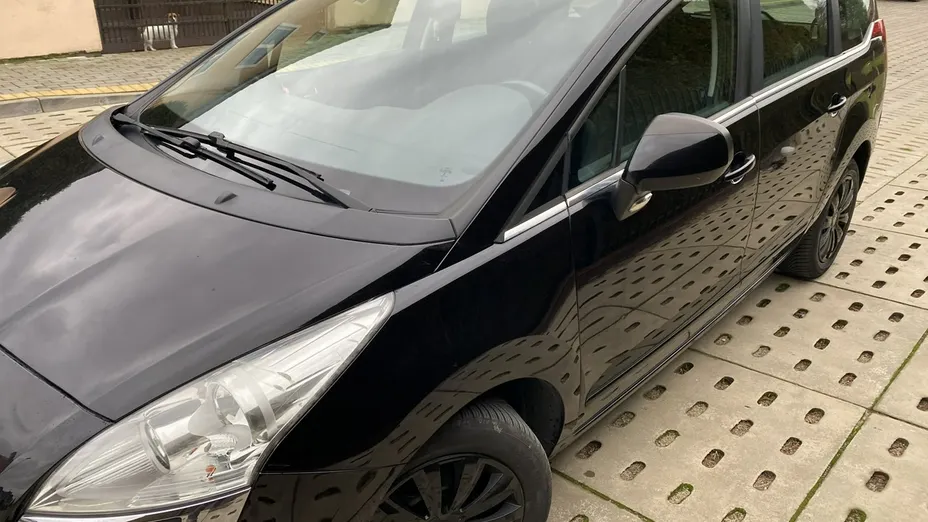 PEUGEOT 5008 -