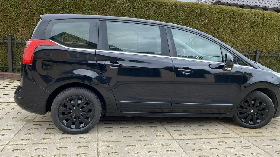 PEUGEOT 5008 -