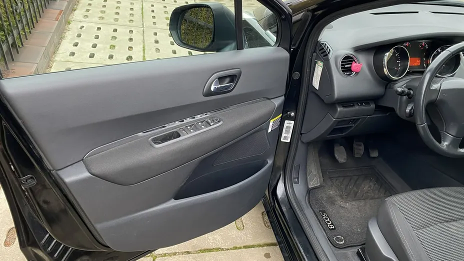 PEUGEOT 5008 -