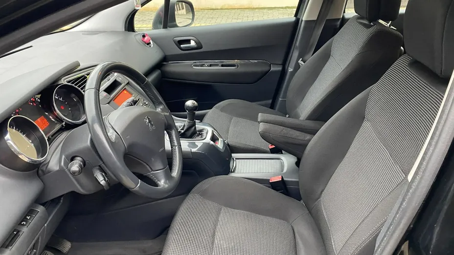 PEUGEOT 5008 -