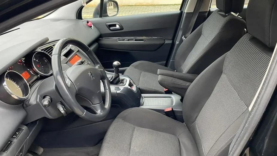 PEUGEOT 5008 -