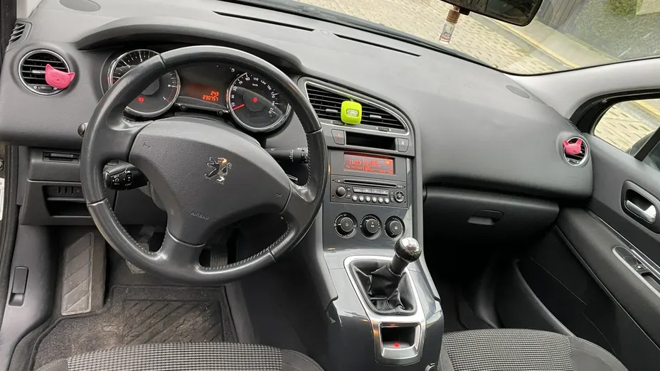 PEUGEOT 5008 -