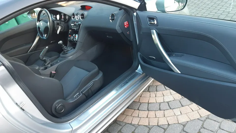 PEUGEOT RCZ -