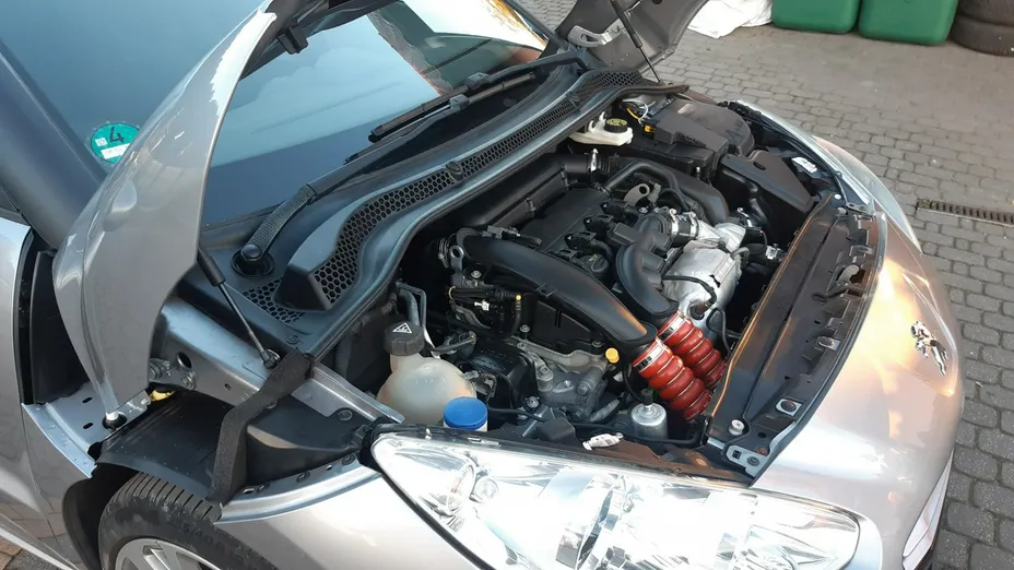 PEUGEOT RCZ -