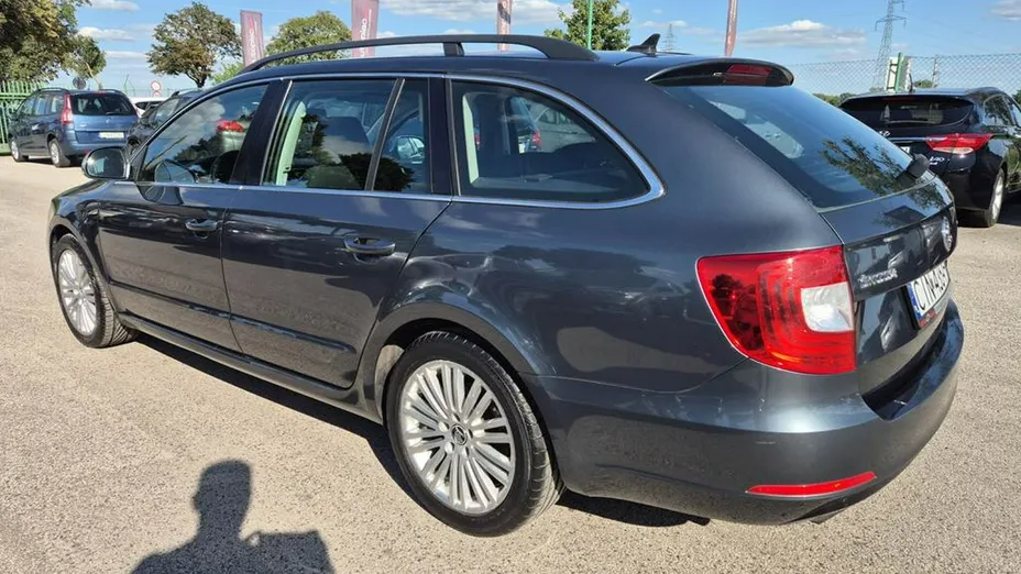 SKODA Superb -