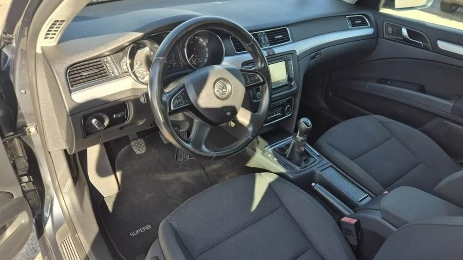 SKODA Superb -
