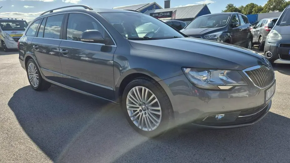 SKODA Superb -