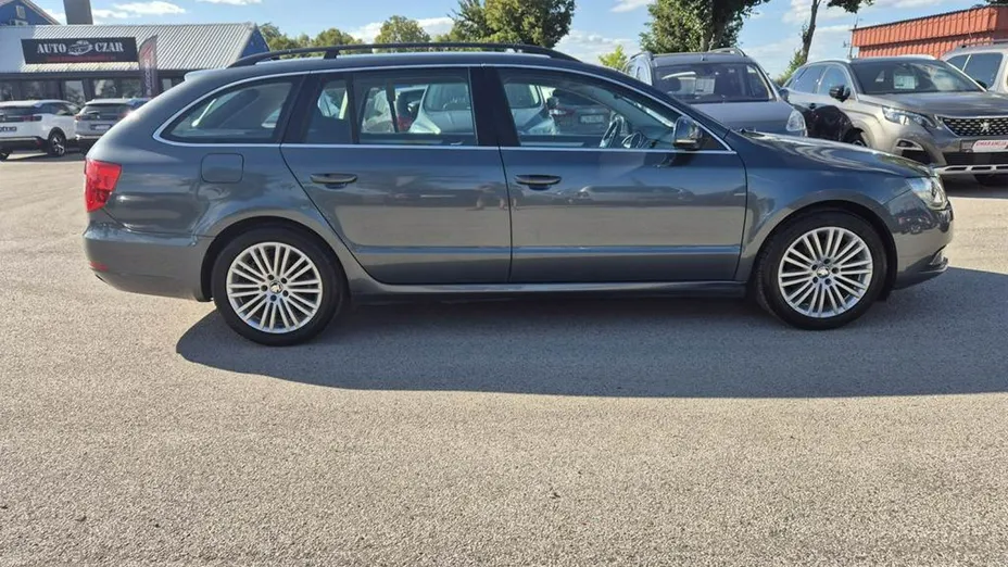 SKODA Superb -