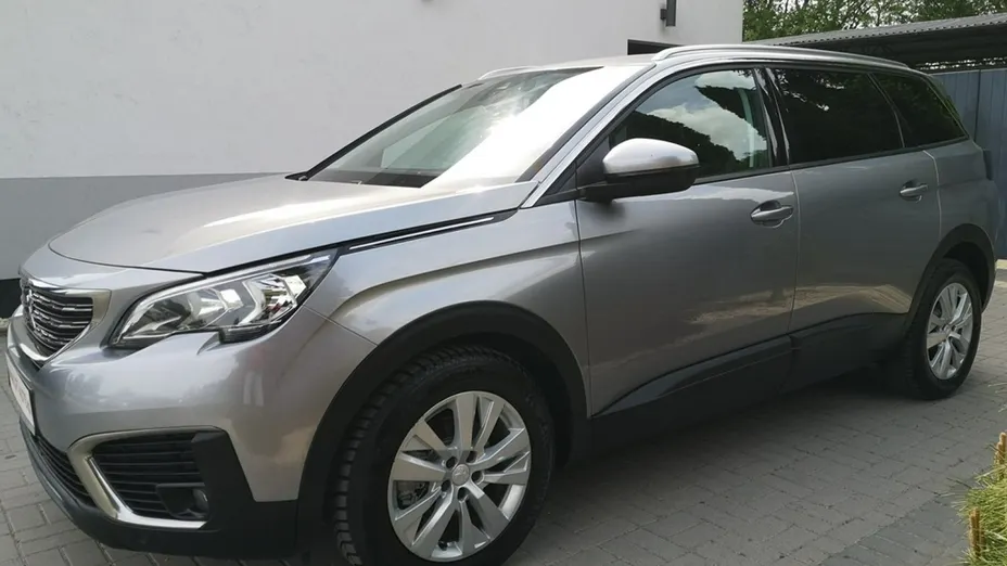 PEUGEOT 5008 -
