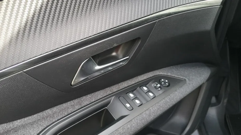 PEUGEOT 5008 -