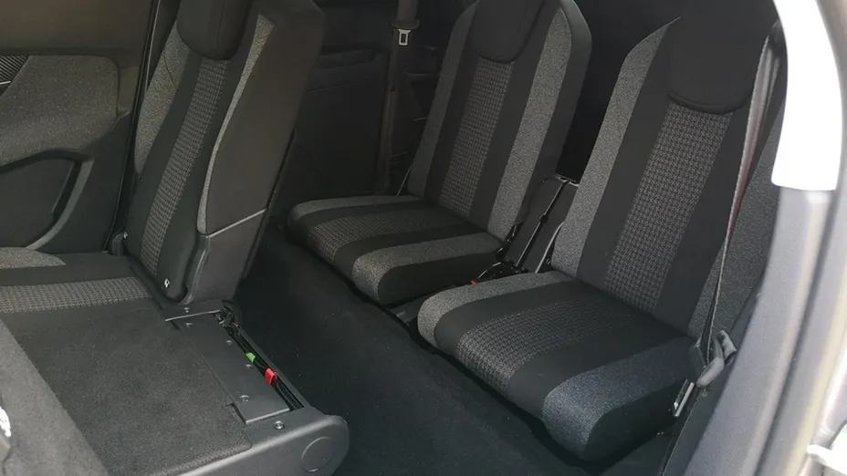 PEUGEOT 5008 -