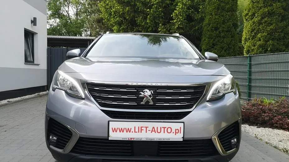 PEUGEOT 5008 -