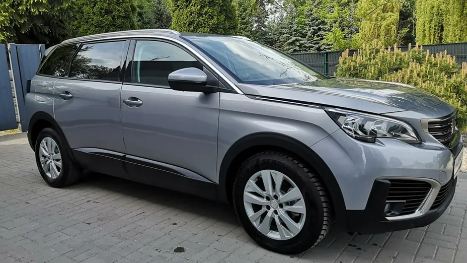 PEUGEOT 5008 -
