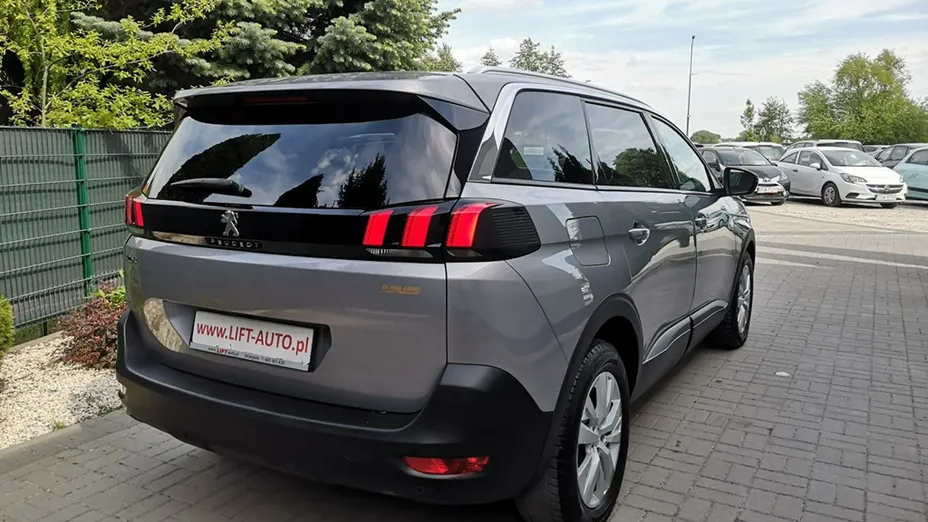 PEUGEOT 5008 -