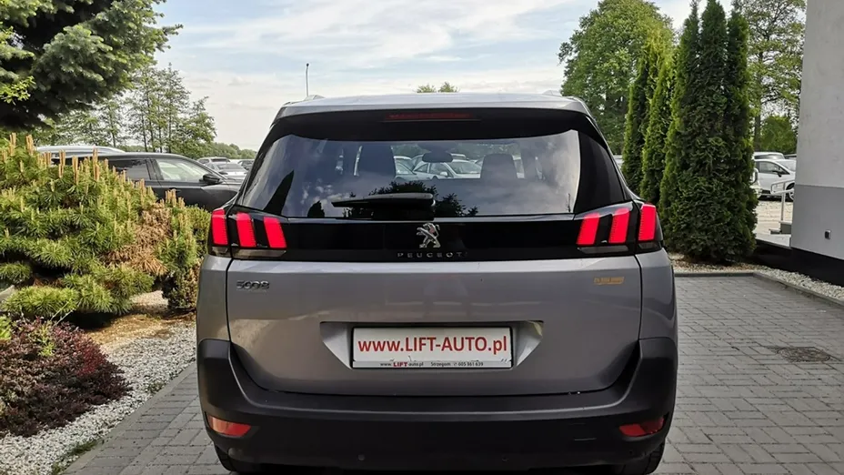 PEUGEOT 5008 -