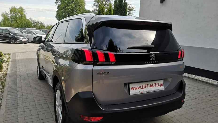 PEUGEOT 5008 -