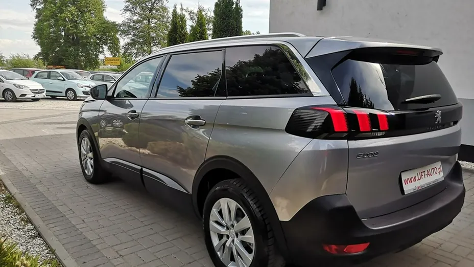 PEUGEOT 5008 -