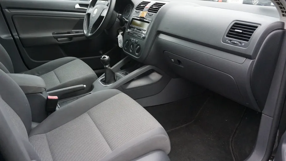 VOLKSWAGEN Golf -