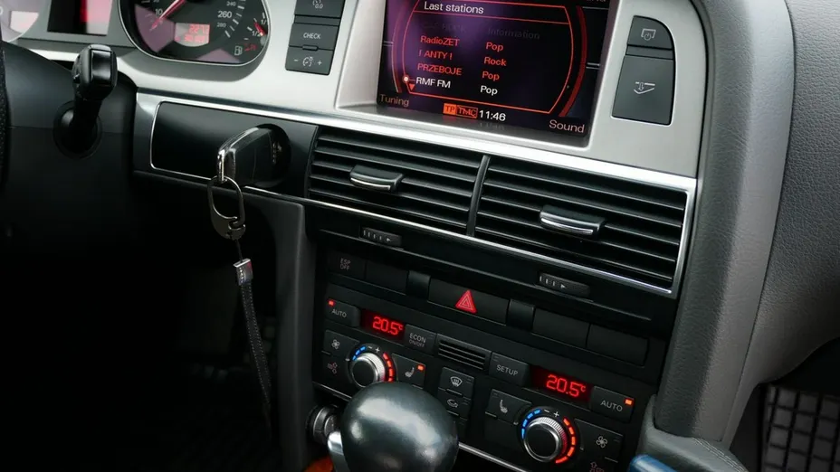 AUDI A6 -