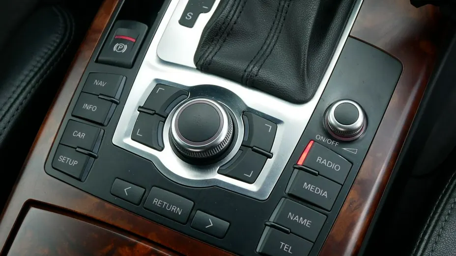 AUDI A6 -