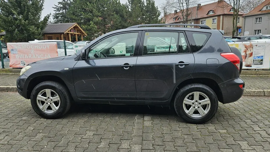 TOYOTA RAV4 -