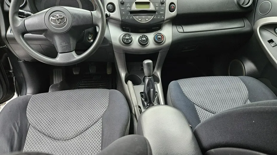 TOYOTA RAV4 -