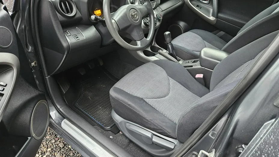 TOYOTA RAV4 -