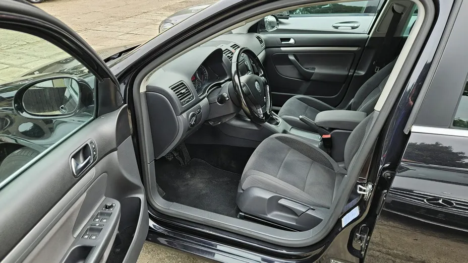 VOLKSWAGEN Golf -