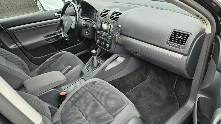 VOLKSWAGEN Golf -