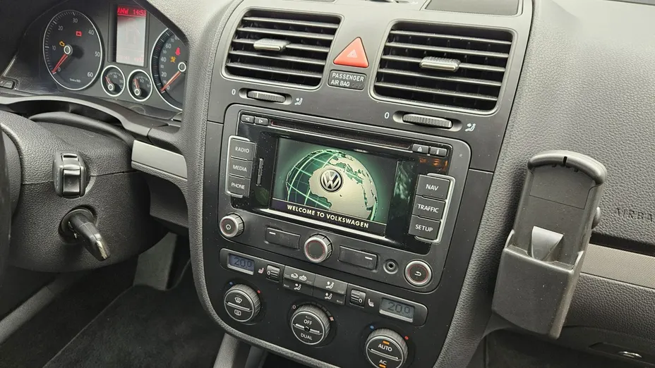 VOLKSWAGEN Golf -