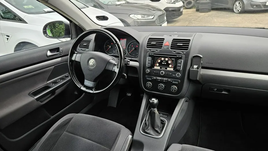 VOLKSWAGEN Golf -