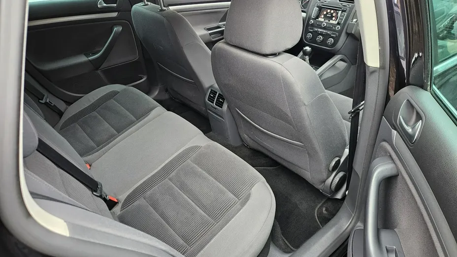 VOLKSWAGEN Golf -
