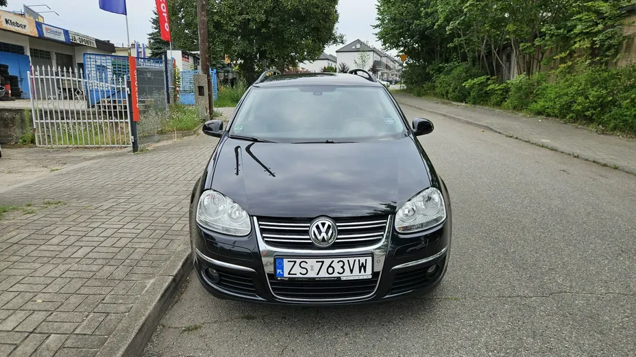 VOLKSWAGEN Golf -
