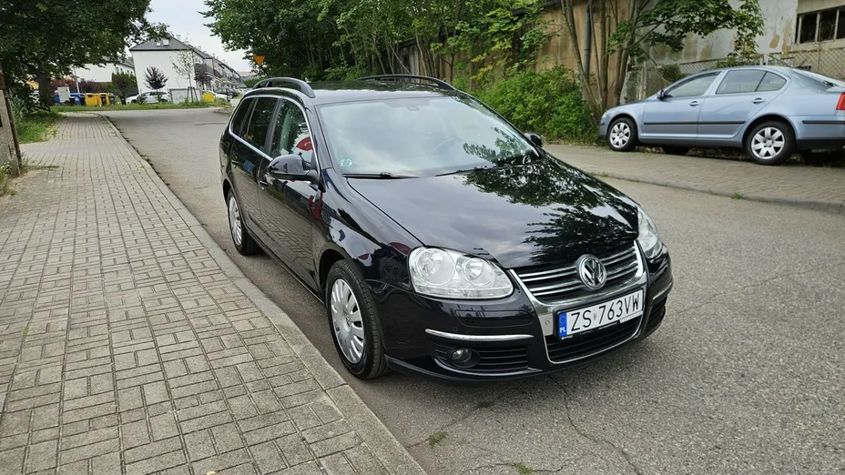 VOLKSWAGEN Golf -